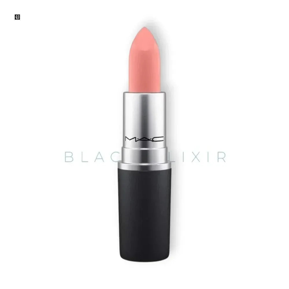 Rosa Lippenstift in silberner Hülse auf weißem Hintergrund, dekorative Kosmetik