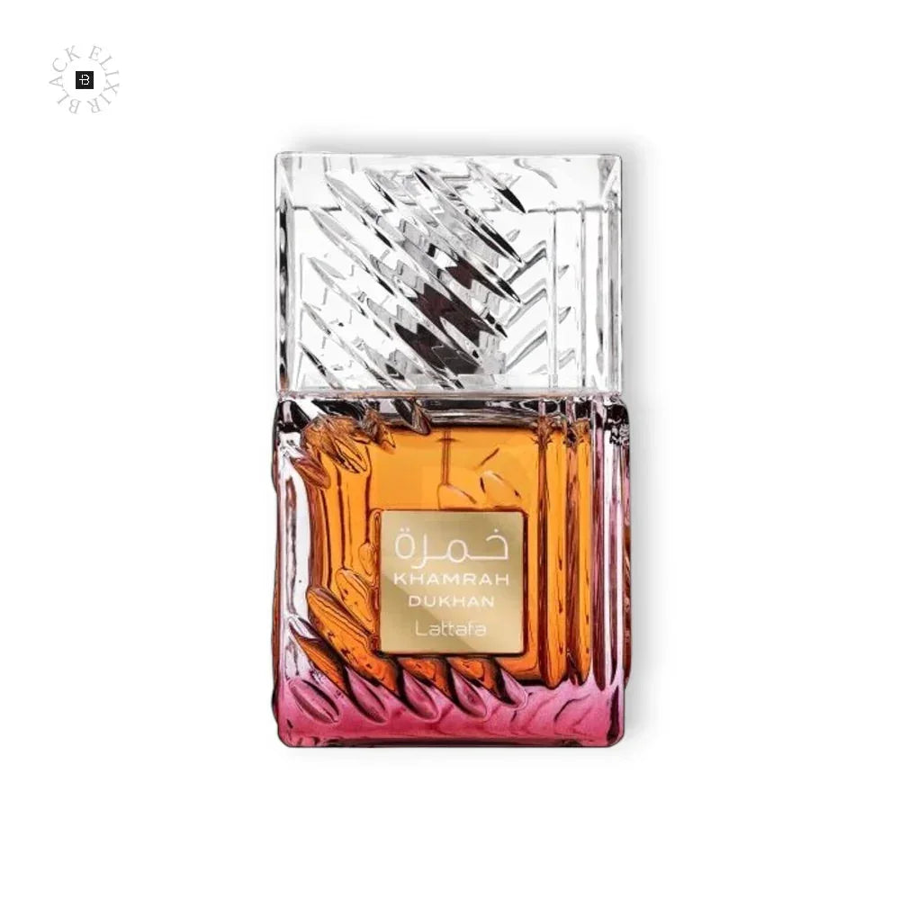 Luxuriöses Parfum Khamrah Dukhan im verzierten Glasflakon, Unisex Duft, auf weißem Hintergrund