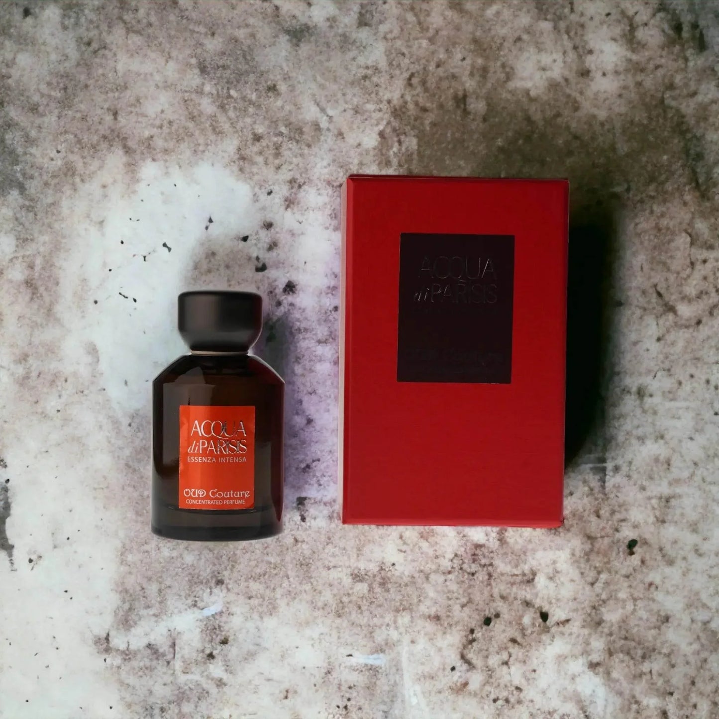 Luxuriöses Parfum Acqua di Parisis Oud Couture Flakon mit roter Verpackung