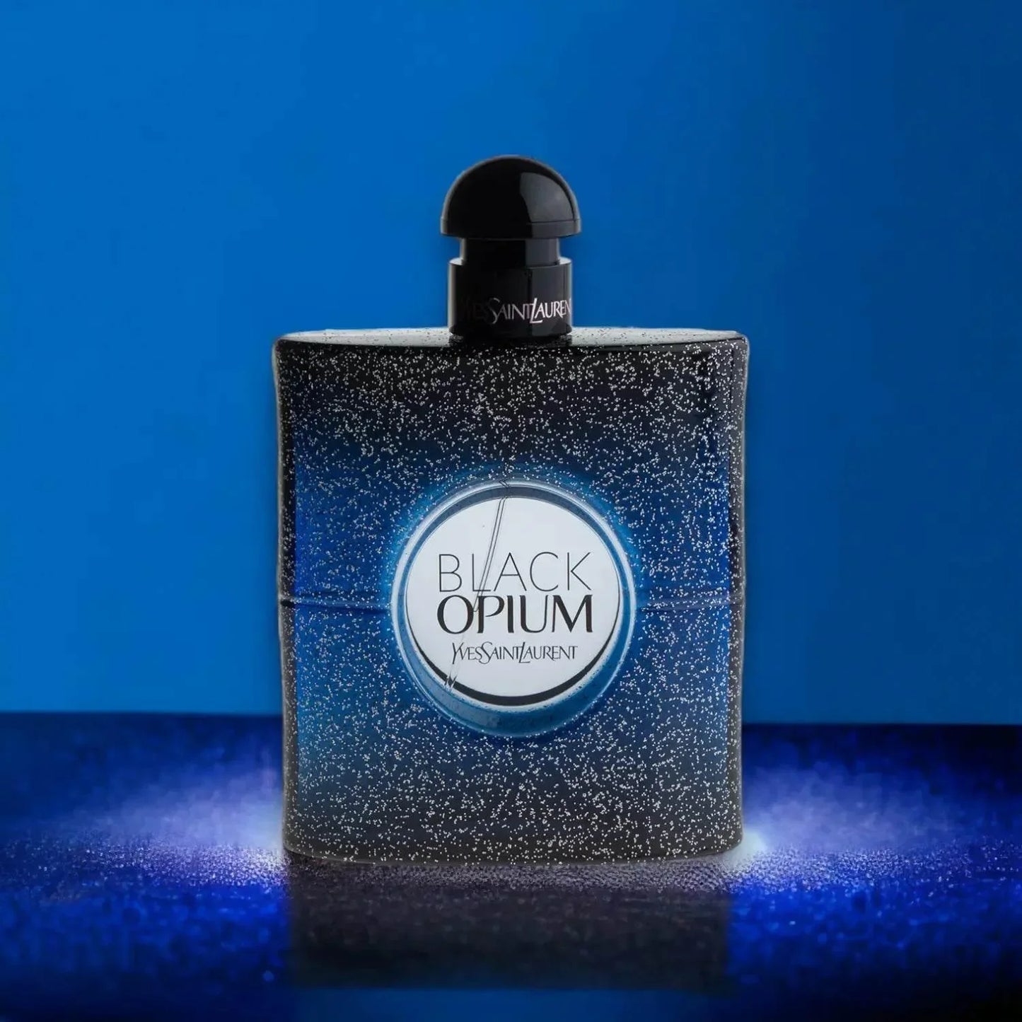 Luxuriöses Parfum Black Opium Intense Flakon mit schimmerndem Design auf blauem Hintergrund