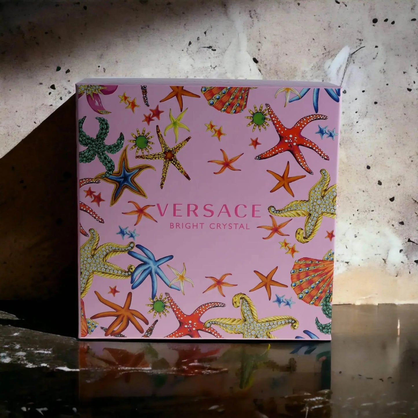 Versace Bright Crystal Parfumverpackung in Rosa mit bunten Seesternen, luxuriöser Damenduft
