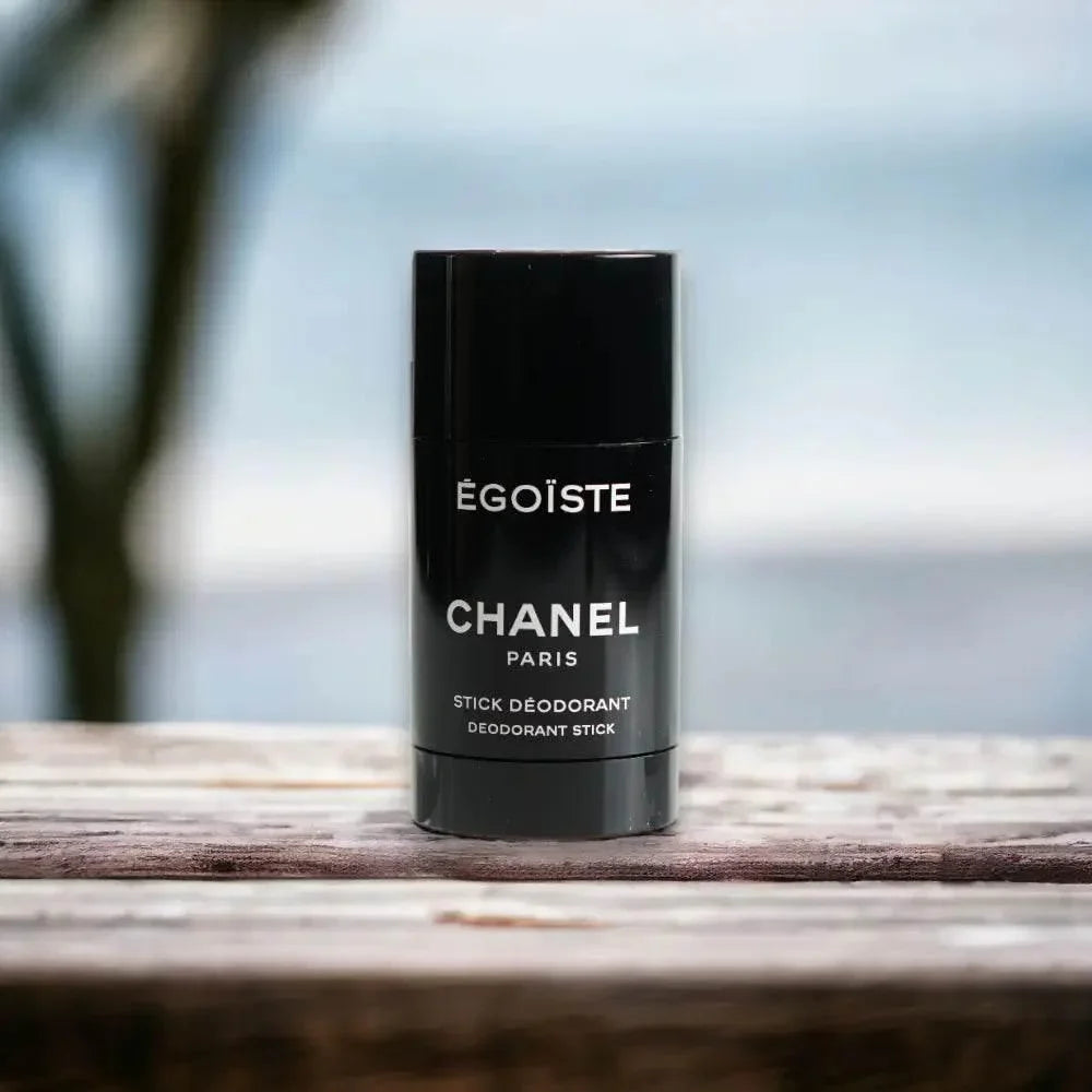 Schwarzer EGOĂSTE Deodorant Stick von Chanel auf HolzoberflĂ€che mit unscharfem Hintergrund.
