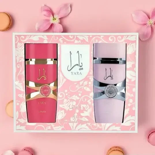 Yara Eau de Parfum Geschenkset mit zwei Flakons vor rosa Blumen und Macarons