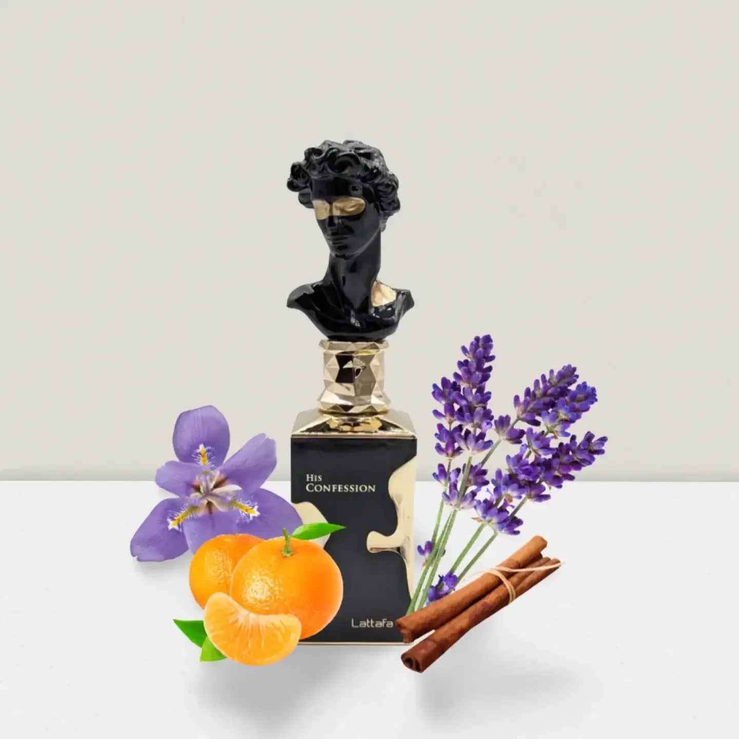 Luxusparfumflakon mit Skulpturendeckel, umgeben von Mandarinen, Lavendel, Zimt und BlĂŒte