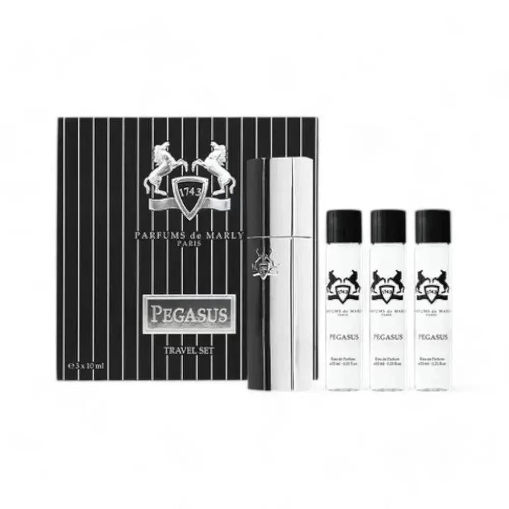 Pegasus Eau de Parfum Travel Set mit schwarz-silberner Box und drei Parfum-Miniaturen.