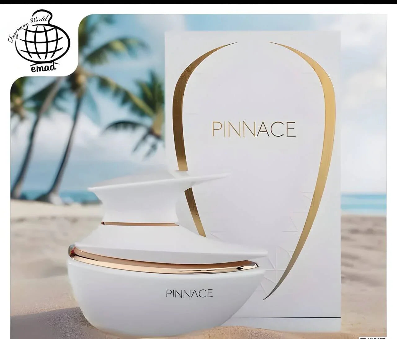 Luxus Parfum Pinnace in weiĂ-goldenem Flakon vor passender Box am Sandstrand, Palmen im Hintergrund.