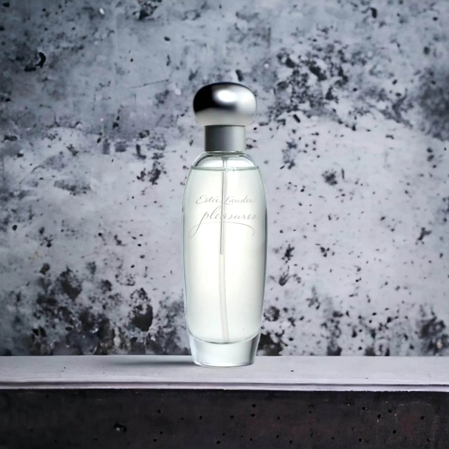 Eleganter Flakon eines Eau de Parfum für Damen vor marmoriertem Hintergrund