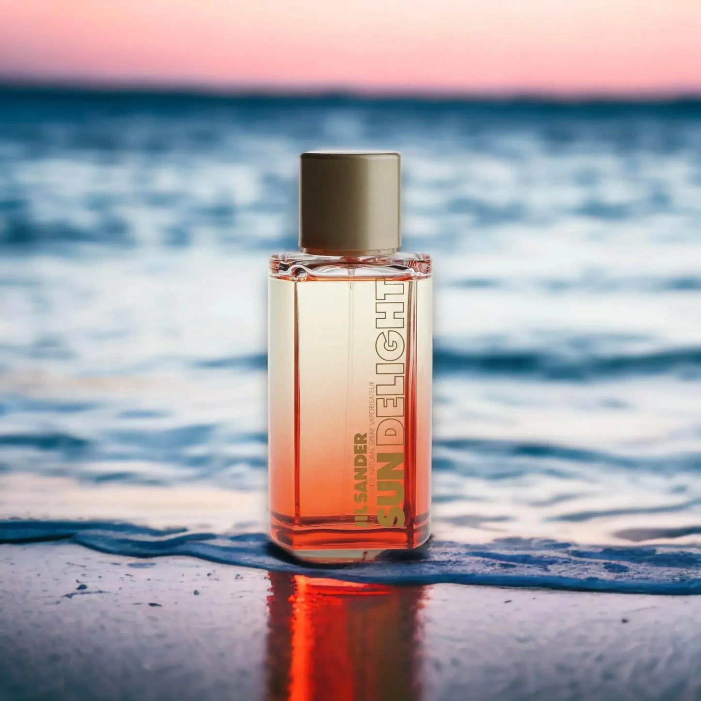 Sonnenuntergang am Meer mit Jil Sander Sun Delight Parfumflakon im Vordergrund