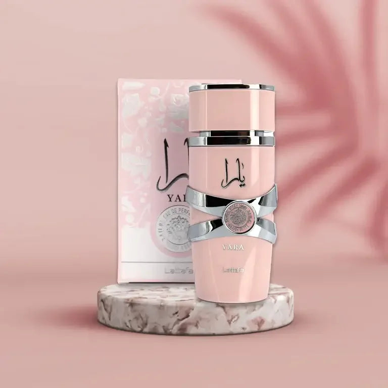 Elegantes Parfumflakon in Rosa mit silbernen Akzenten auf Marmorplatte, luxuriöses Damenparfum.