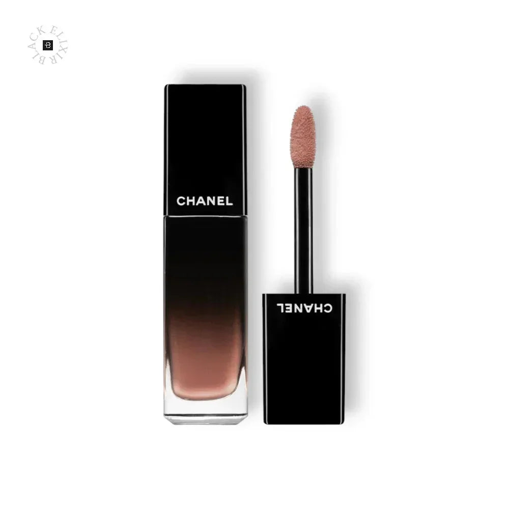 FlĂŒssiger Lippenstift in RosĂ©-Nude mit Applikator, elegantes schwarzes Design, Nahaufnahme
