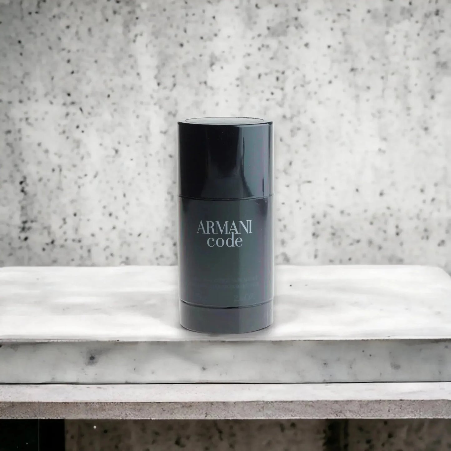 Armani Code Deodorant Stick in dunkelgrauer Verpackung auf Marmoruntergrund, Herrenpflege