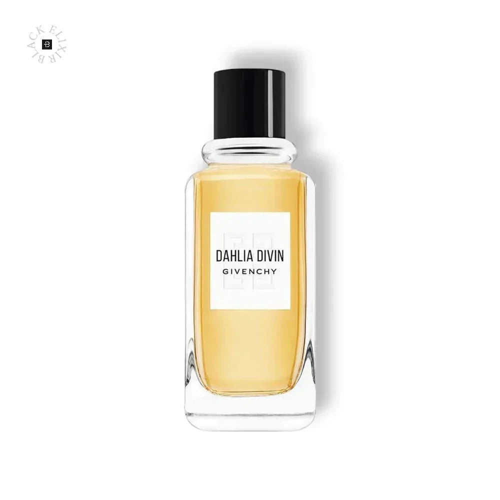 Luxus Damenparfum Flakon mit goldener FlĂŒssigkeit, elegantes Design, weiĂer Hintergrund