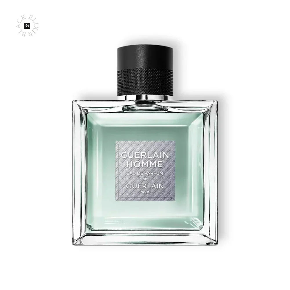 Glasflakon mit hellgrĂŒnem Herrenparfum, rechteckig, schwarzer Verschluss, Aufschrift sichtbar.