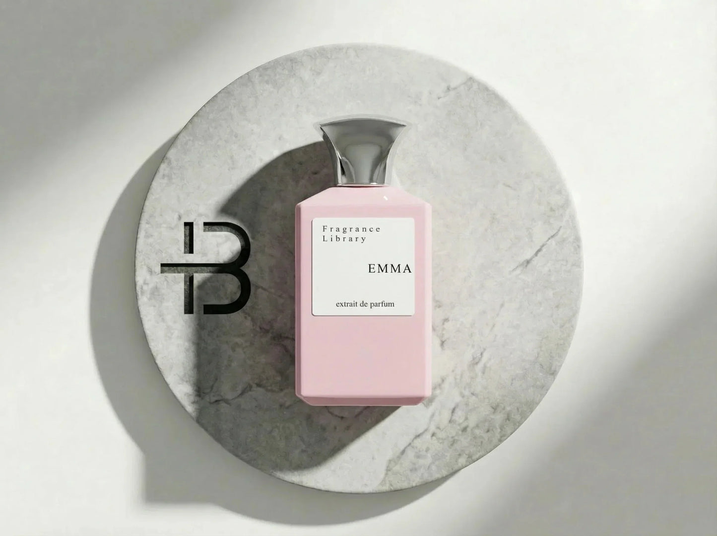 Luxus Damenparfum Flasche in Rosa mit silbernem Verschluss auf Marmorplatte, exklusive Duftnote