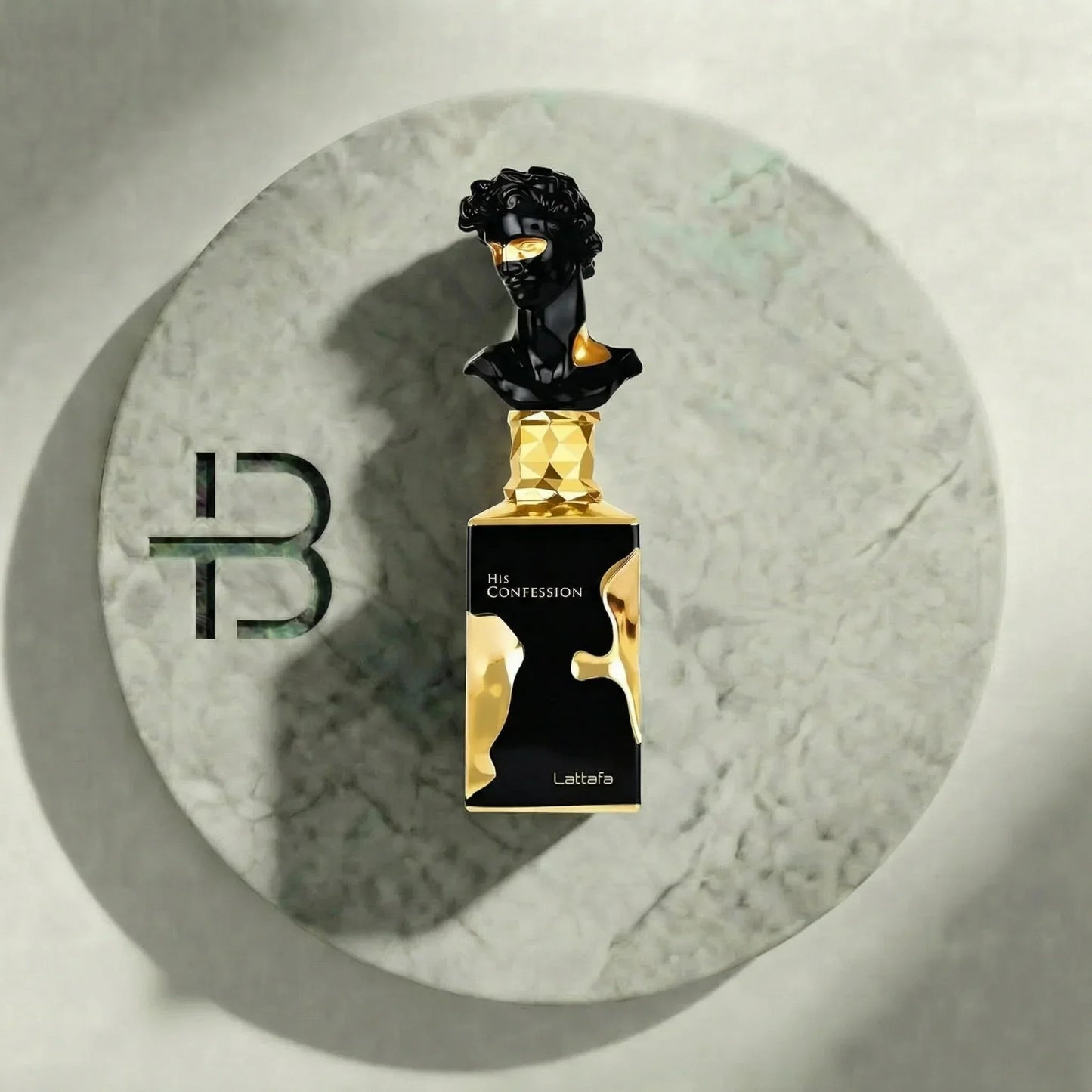 Luxusparfum-Flakon in Schwarz und Gold mit Skulptur-Design, edler Hintergrund, Herrenduft
