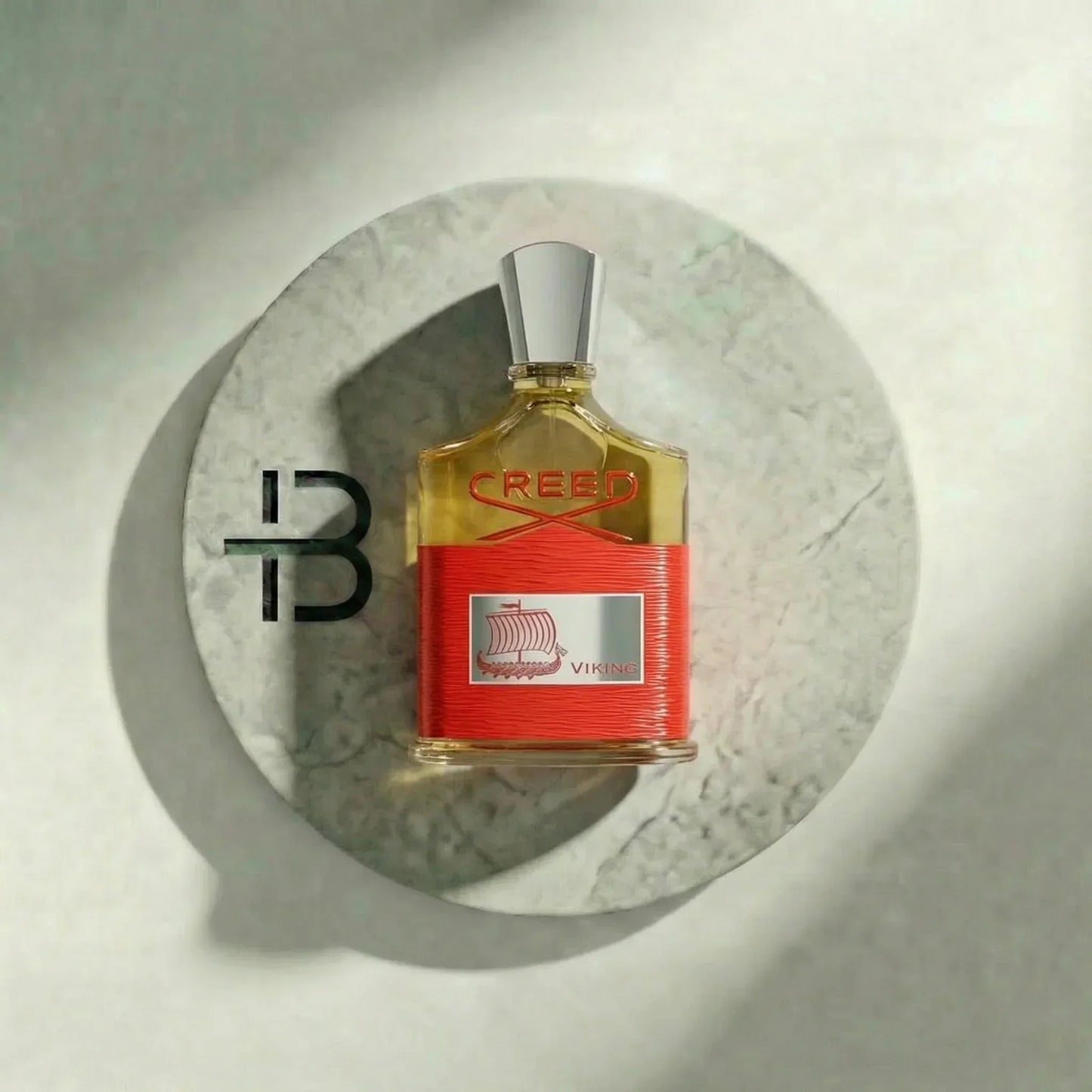 Creed Viking Eau de Parfum Flakon auf rundem Marmor-Tablett, luxuriöses Parfum