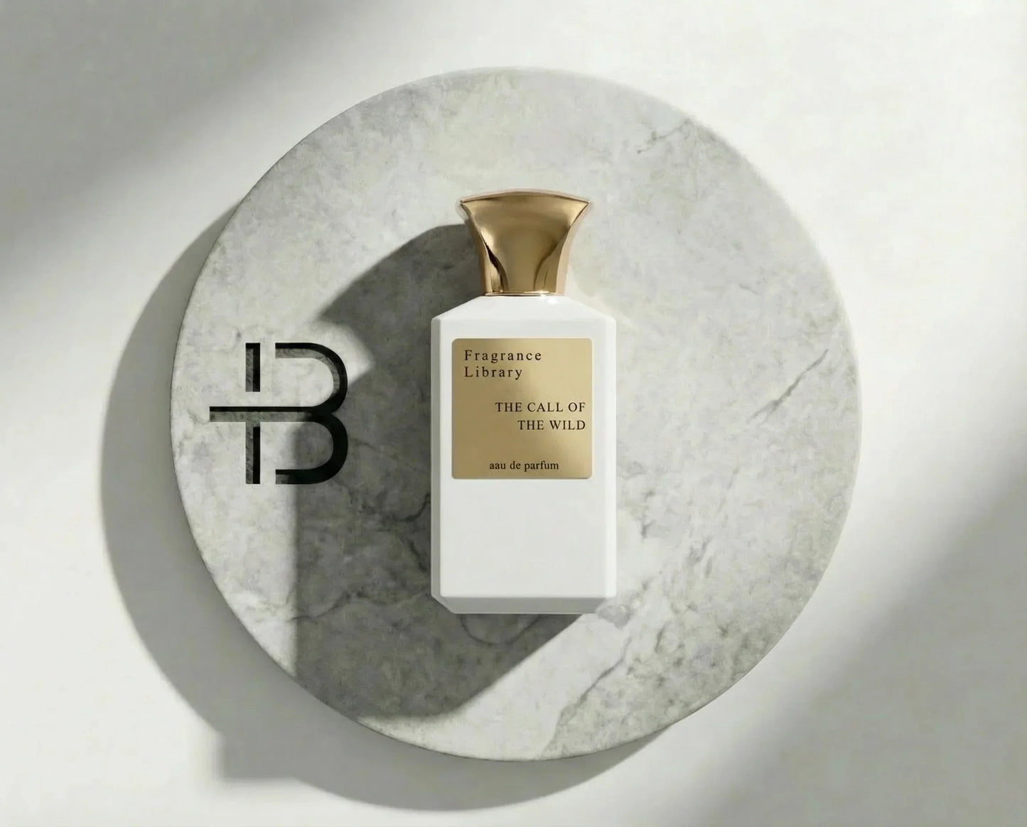 Luxuriöses Parfumflakon mit goldener Kappe auf Marmorscheibe, edle Duftpräsentation