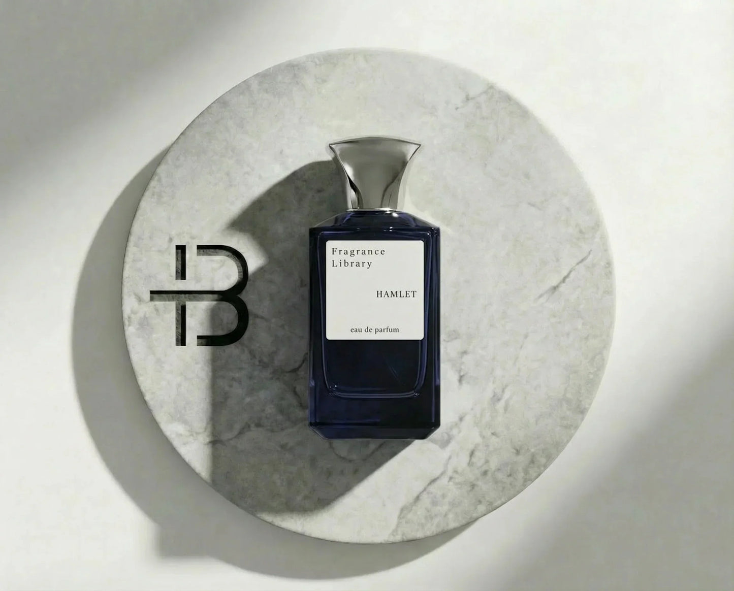 Hamlet Eau de Parfum Flakon auf hellem Marmorteller, moderner Luxusduft für Damen und Herren