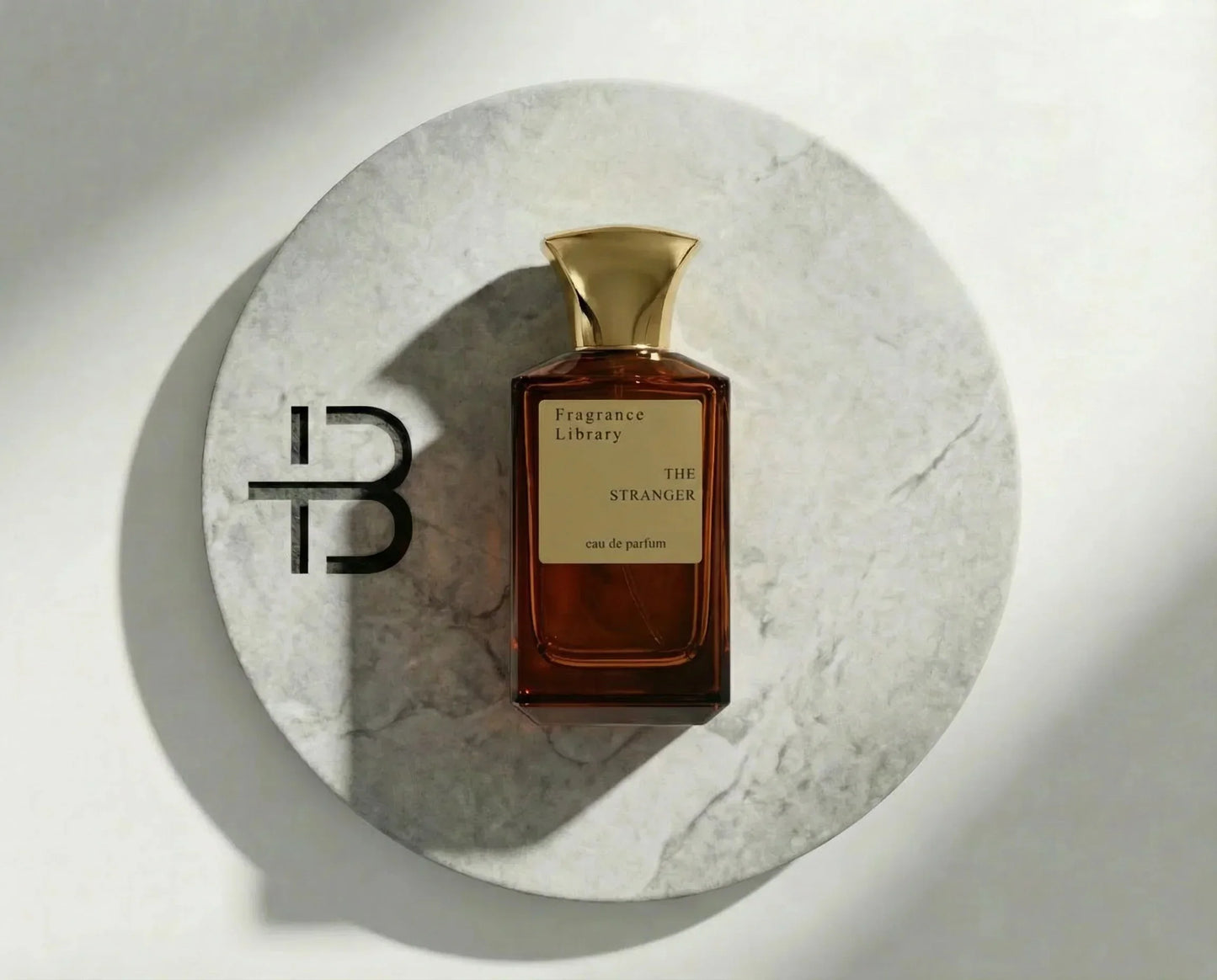 Luxusparfum Flakon mit goldener Kappe auf Marmorteller, Parfüm The Stranger