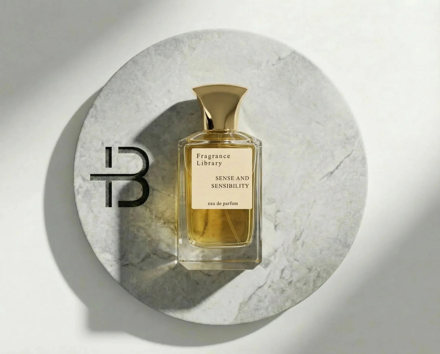 Luxus Eau de Parfum Flakon mit goldfarbenem Verschluss auf rundem Marmortablett.
