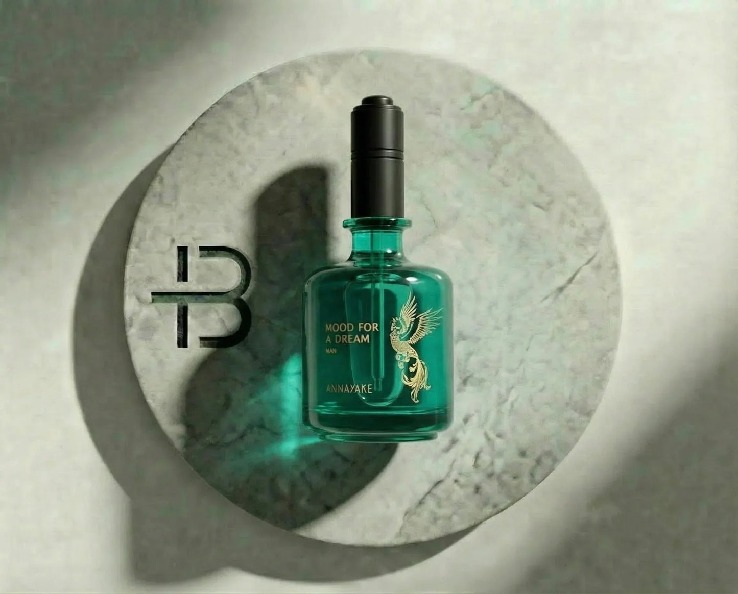 Luxuriöses Herrenparfum Mood for a Dream von Annayake in grünem Flakon auf Marmorscheibe