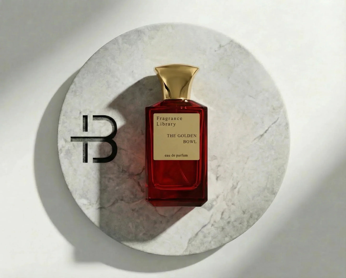 Luxusparfum Flakon in Rot mit goldenem Verschluss auf Marmorplatte, elegantes Duftdesign