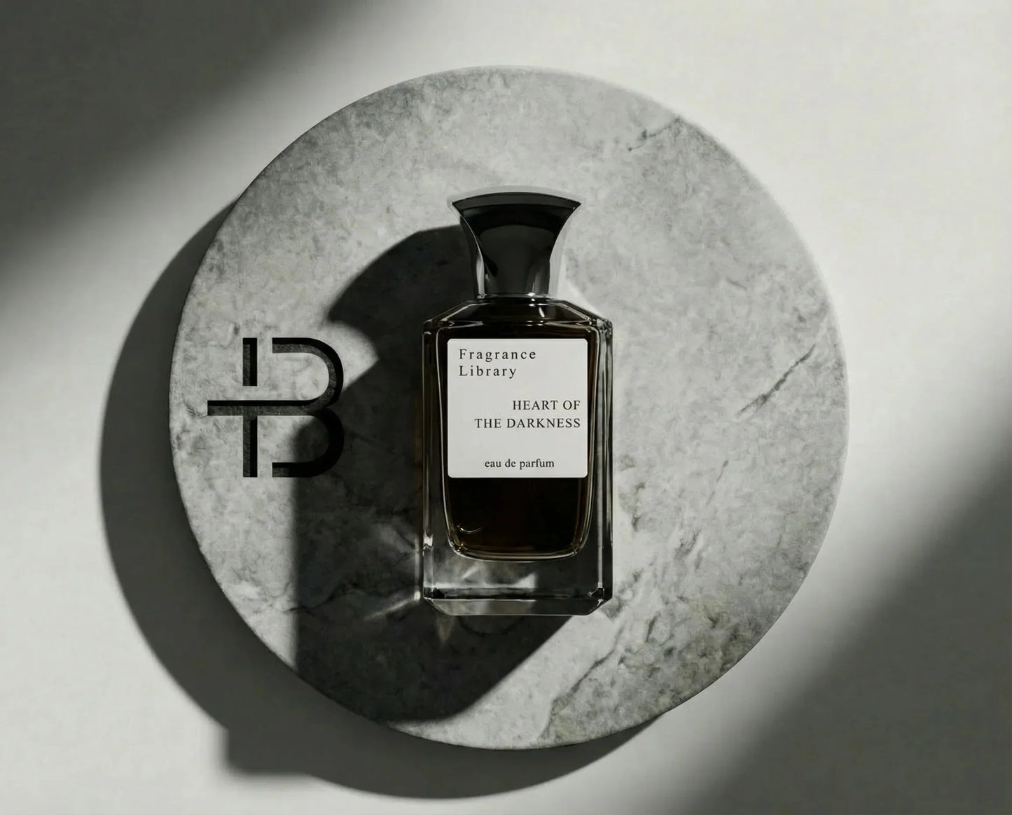 Luxus Parfumflakon Heart of the Darkness auf rundem Steinteller, minimalistisches Design