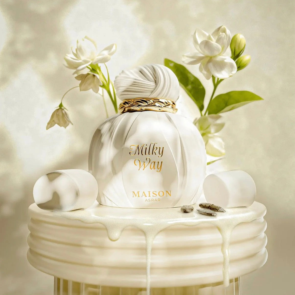Eleganter weißer Parfumflakon Milky Way auf cremefarbenem Podest mit Blüten im Hintergrund