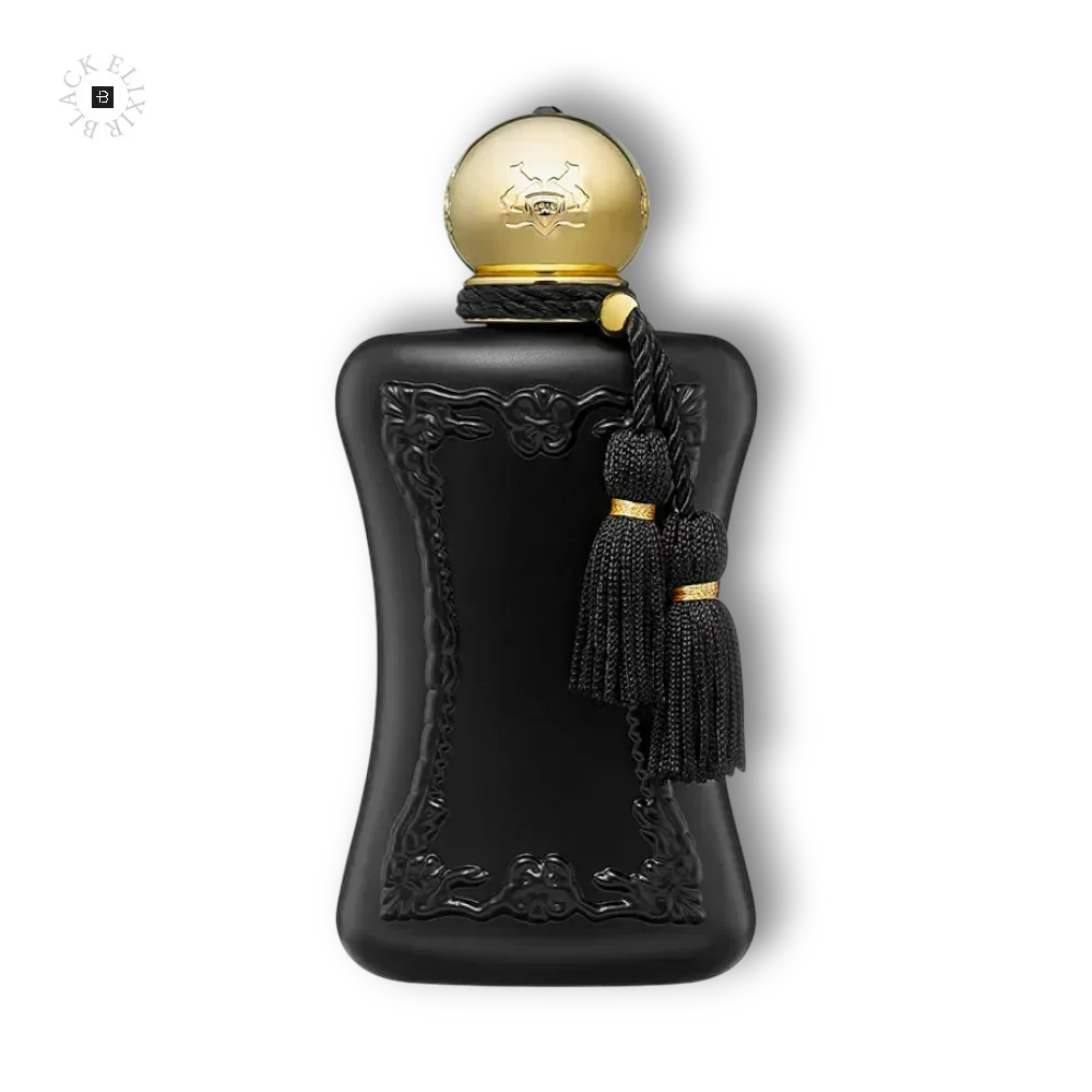 Schwarzer Parfumflakon mit goldener Kappe und verziertem Quast auf schwarzem Hintergrund.