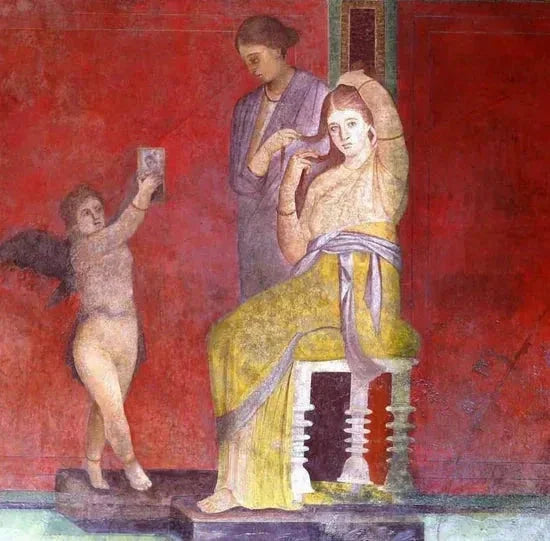 Antike Wandmalerei aus Pompeji mit Frau in gelbem Kleid, Kind mit FlĂŒgeln, roter Hintergrund
