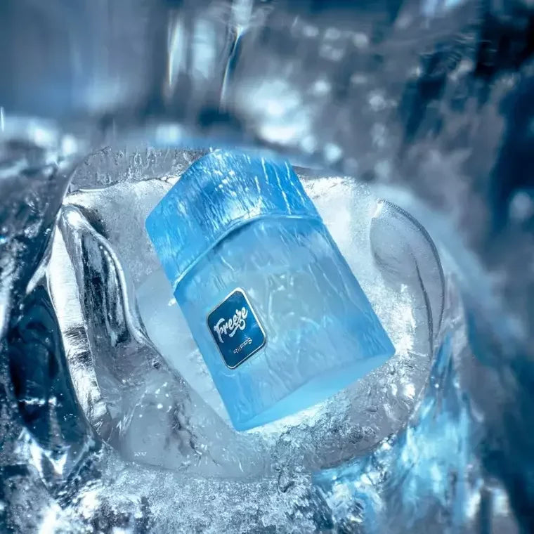 Eisblauer Parfumflakon 'Freeze' eingebettet in Kristalle, frischer Herrenduft mit winterlichem Design