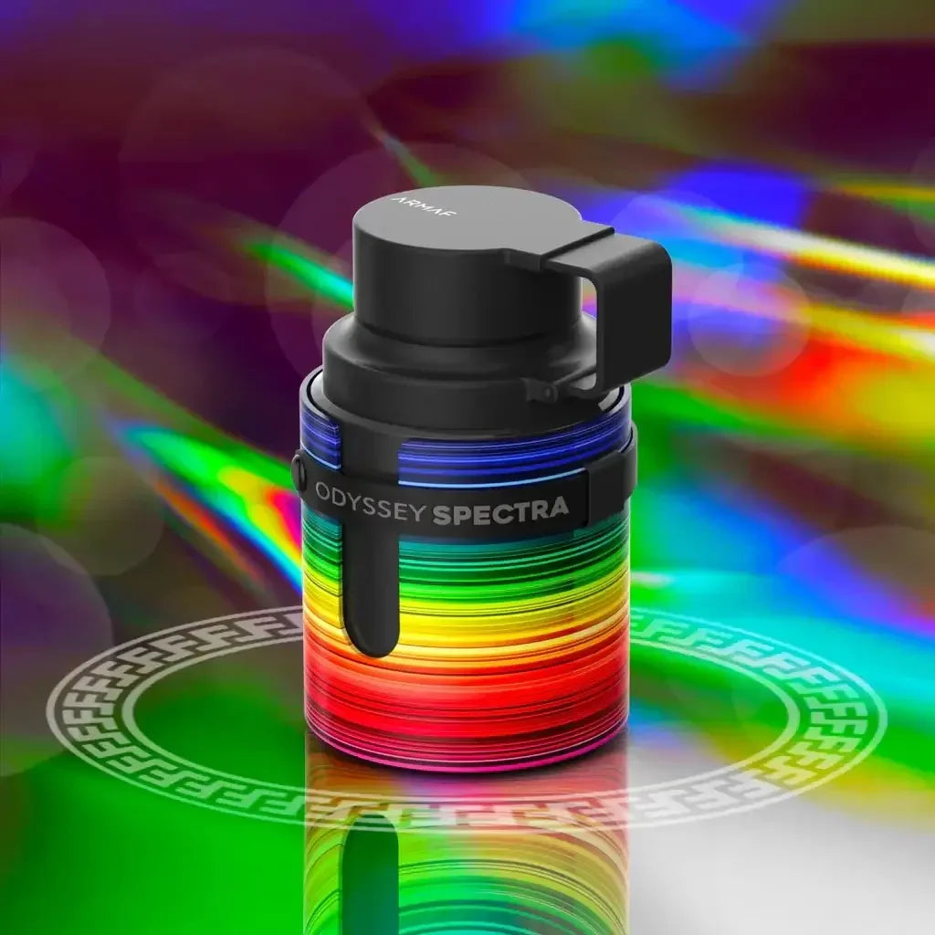 Bunter Parfumflakon ODYSSEY SPECTRA vor Regenbogen-Hintergrund, luxuriös, Unisex-Duft.