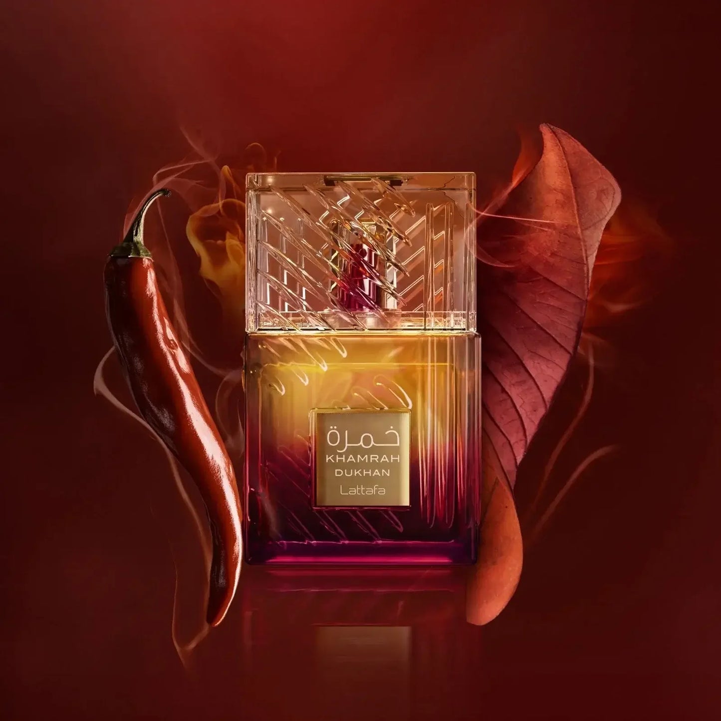 Exklusives Parfumflakon mit Chili und Blatt auf rotem Hintergrund, luxuriöses Damenparfum