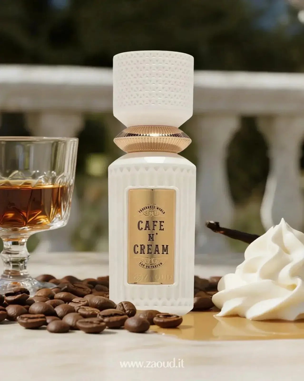Luxusparfumflakon Café N' Cream mit Kaffeebohnen, Sahne und Glas Getränk dekoriert.