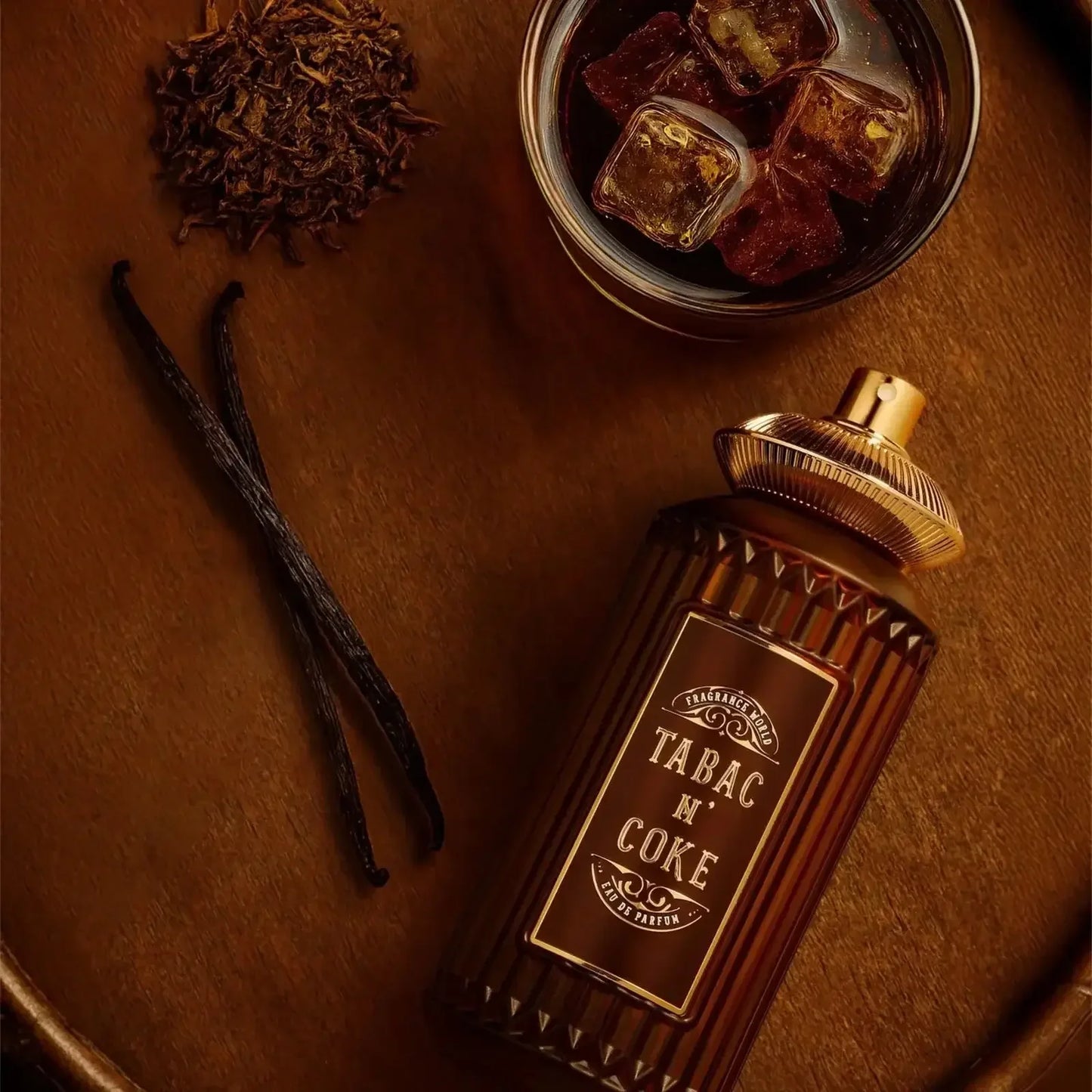 Luxusparfumflakon Tabac N' Coke mit Vanilleschoten, Tabakblättern und Glas mit Eis