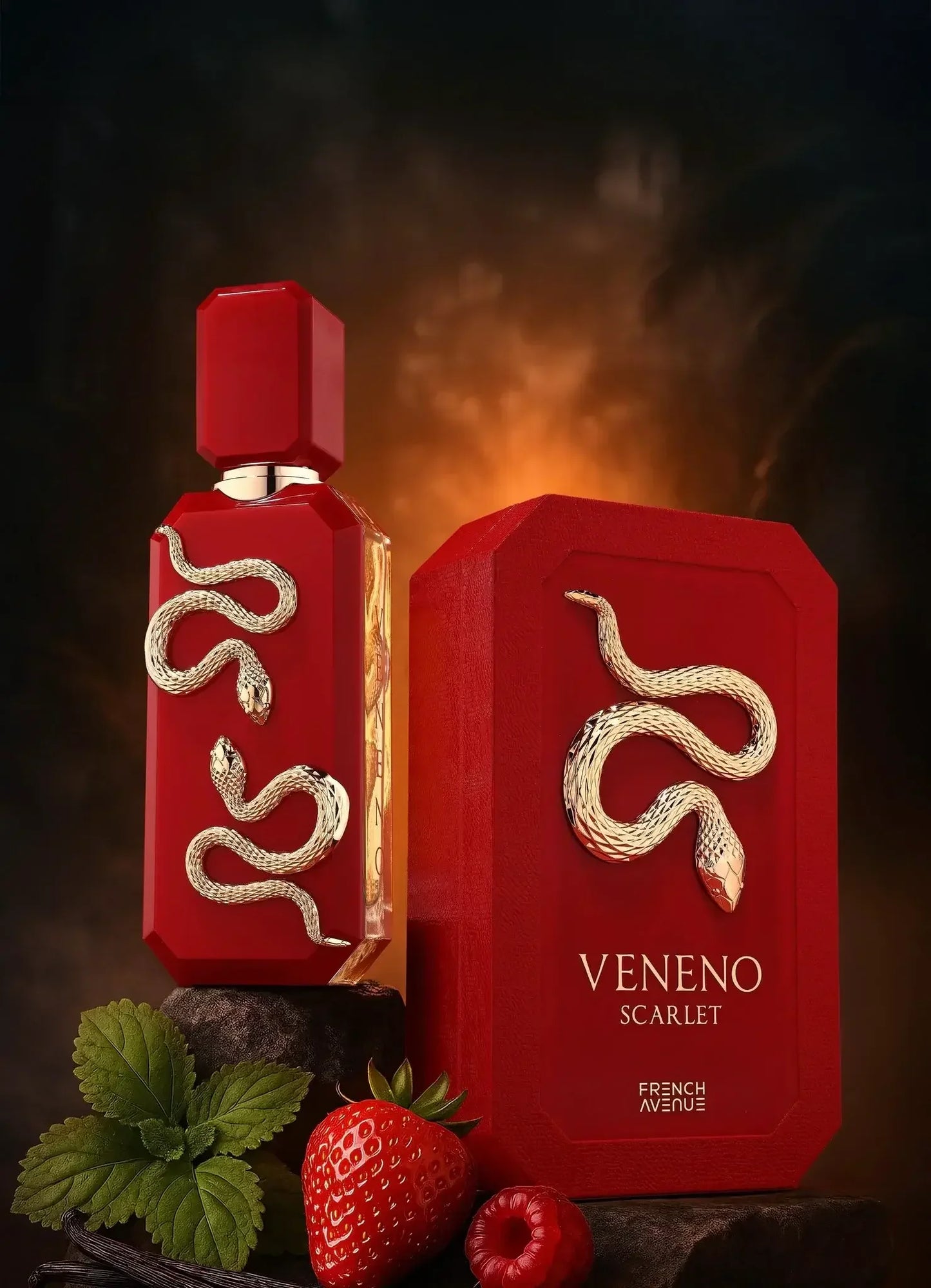 Luxusparfum Veneno Scarlet in auffälliger roter Flasche mit goldener Schlange, umgeben von Erdbeere, Himbeere und grünen Blättern.