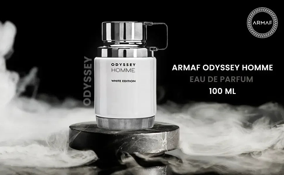 Eleganter Flakon Armaf Odyssey Homme White Edition Eau de Parfum 100 ml auf Marmorsockel mit Nebel