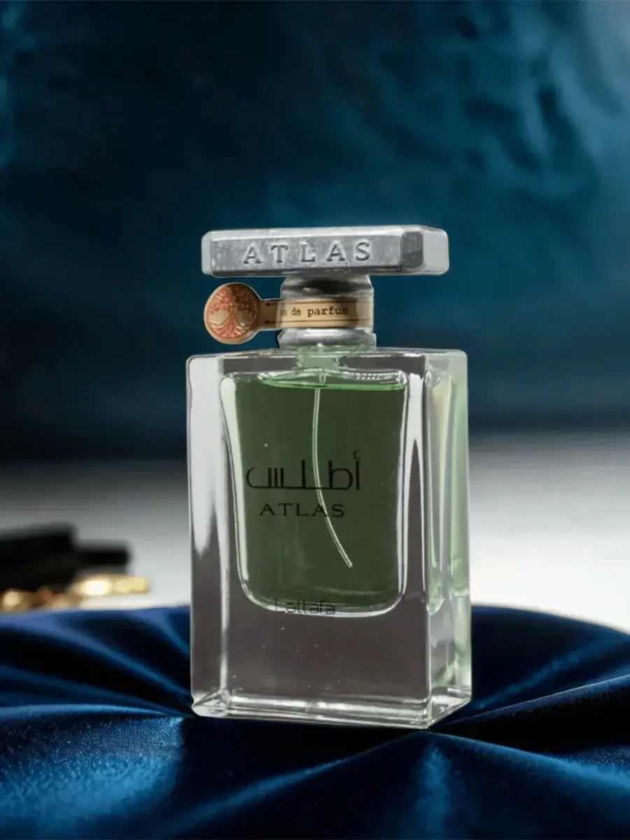 Luxusparfum Flakon Atlas auf blauem Samt, elegantes Unisex Duftdesign