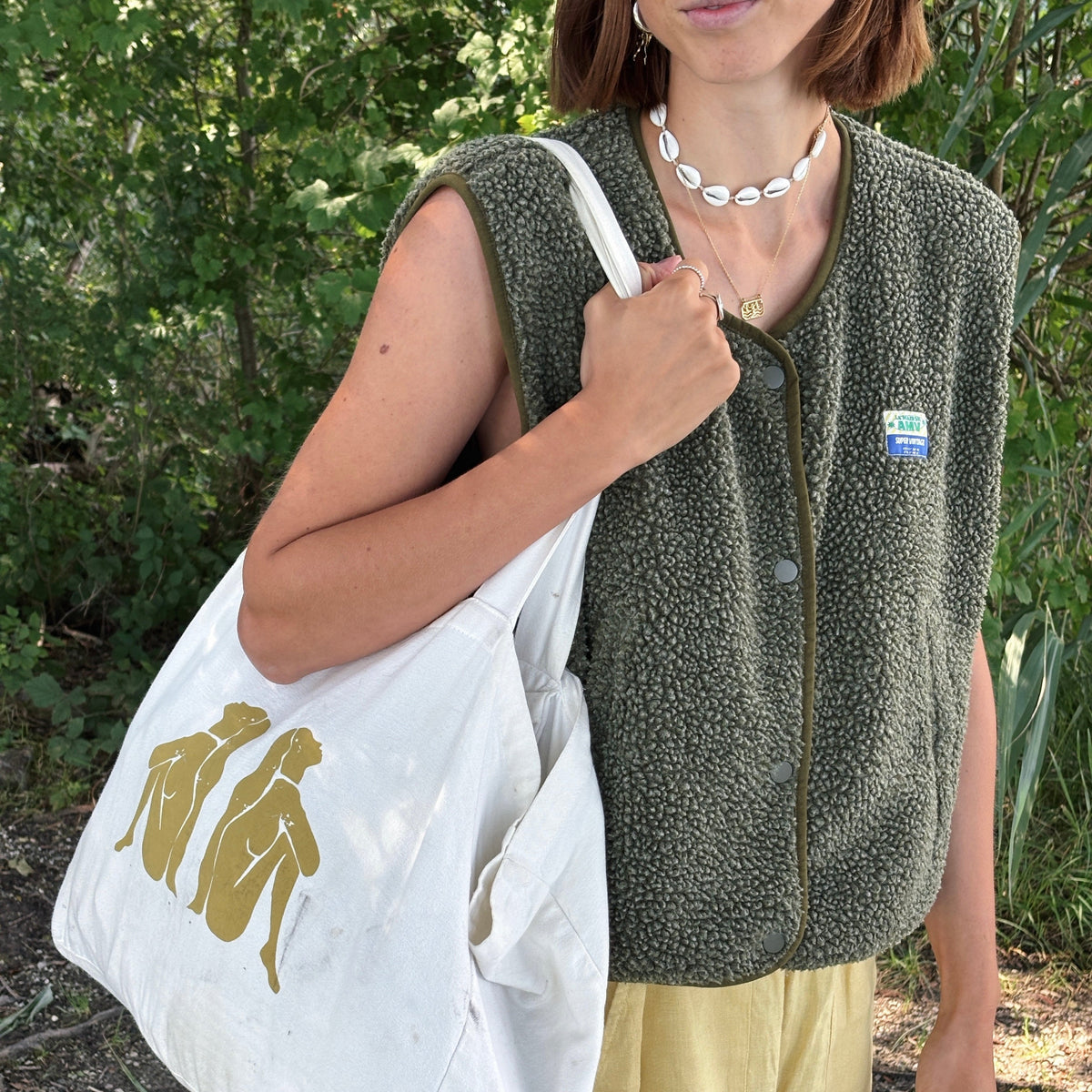 Weiße Tote Bag 'sacred feminine' von paopao essentials mit goldener Illustration.