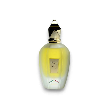 Luxuriöses Parfumflakon mit goldener Kappe, gelber Flüssigkeit und edlem Etikett auf weißem Hintergrund