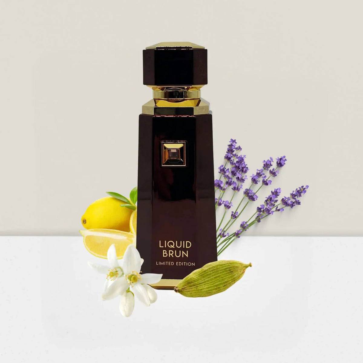 Luxuriöses Parfum in dunklem Flakon mit Zitrone, Lavendel, Kardamom und Blüte dekoriert
