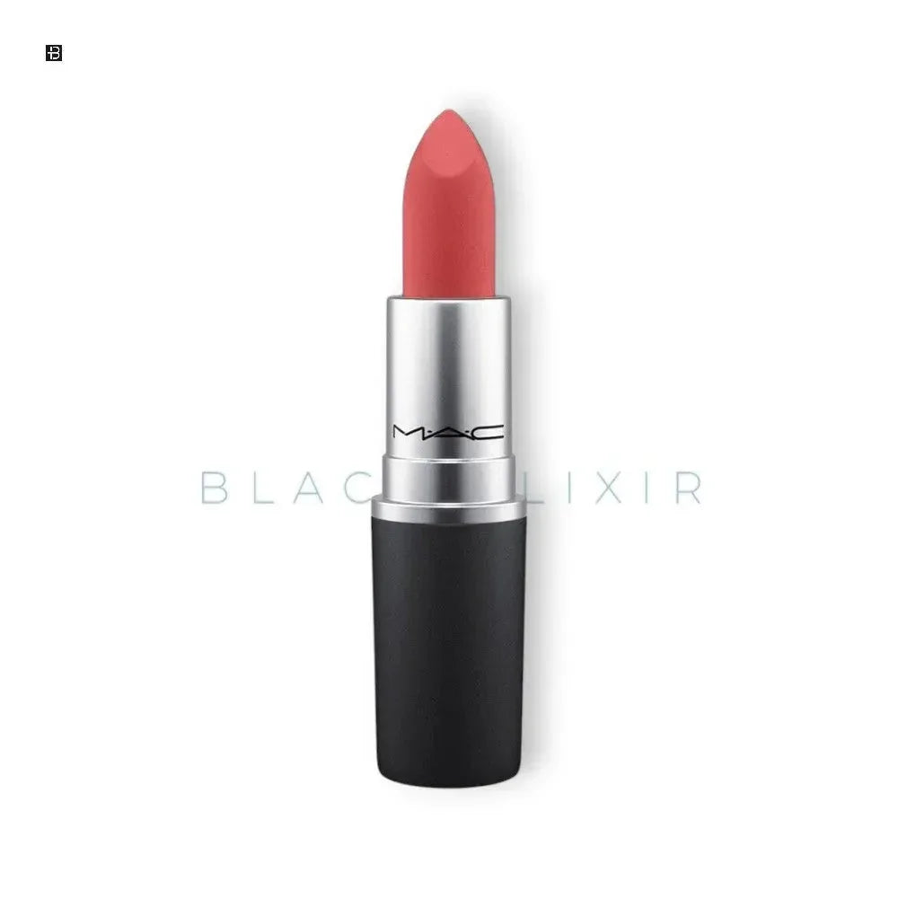 Rosa Lippenstift mit schwarzem und silbernem Gehäuse auf weißem Hintergrund