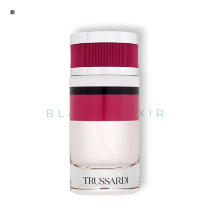 Trussardi Damenparfum Flakon mit rotem und weißem Design auf weißem Hintergrund