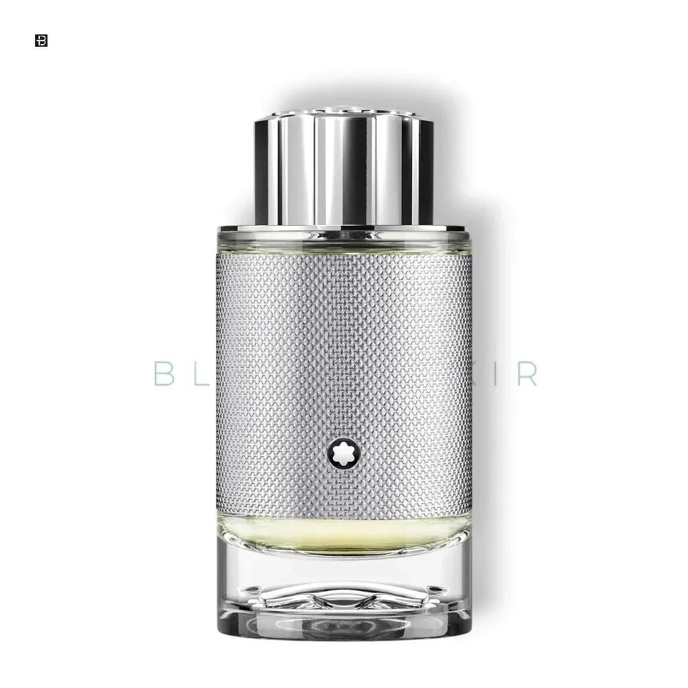 Luxuriöses Herrenparfum in silbernem Flakon mit strukturiertem Design auf weißem Hintergrund