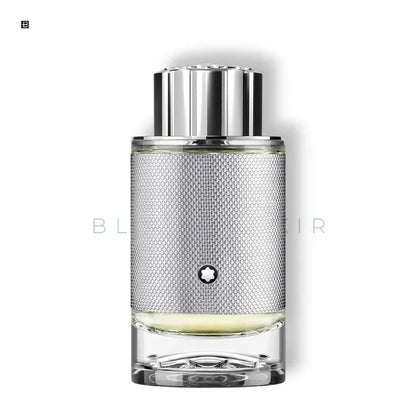 Luxuriöses Herrenparfum in silbernem Flakon mit strukturiertem Design auf weißem Hintergrund