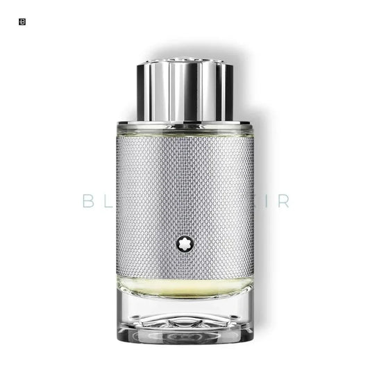 Luxuriöses Herrenparfum in silbernem Flakon mit strukturiertem Design auf weißem Hintergrund