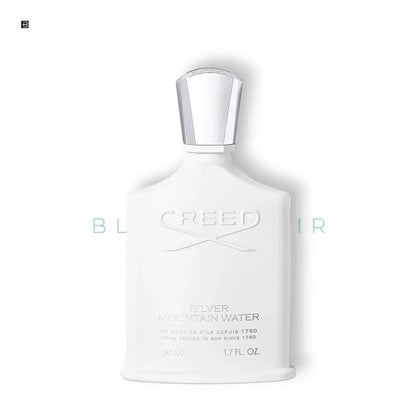Weißer Flakon eines luxuriösen Parfums, glänzender Verschluss, Aufschrift Silver Mountain Water.