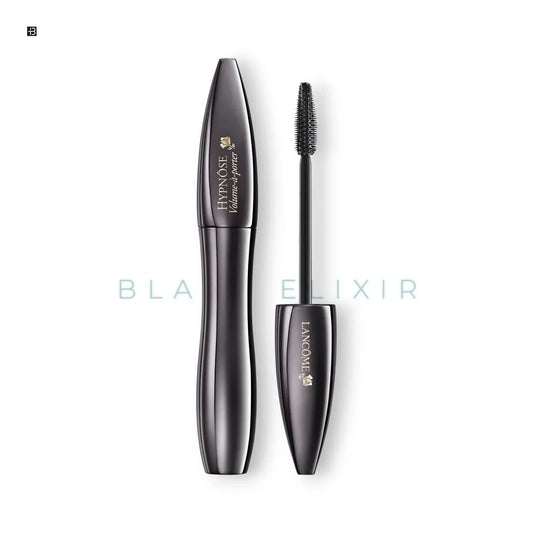 Schwarze Volumen-Mascara mit Bürste, elegantes Design, auf weißem Hintergrund