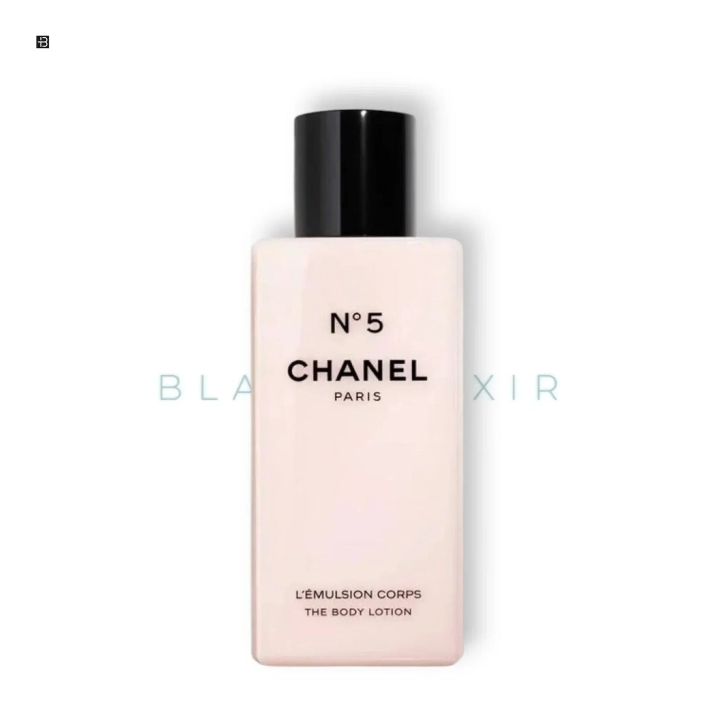 Chanel N°5 Body Lotion in eleganter Flasche, luxuriöse Körperpflege, weißer Hintergrund