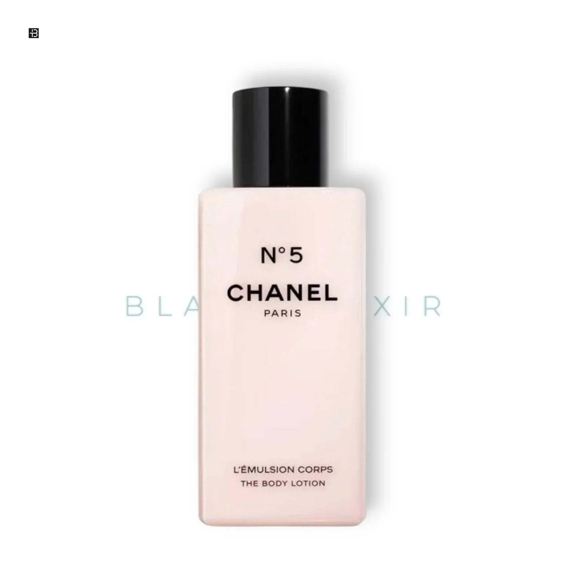 Chanel N°5 Body Lotion in eleganter Flasche, luxuriöse Körperpflege, weißer Hintergrund